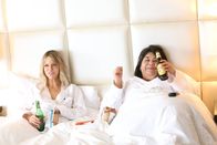 The Mick – Nachdem Alba (Carla Jimenez, r.) eine Glücksträhne im Casino hatte, können sie und Mickey (Kaitlin Olson, l.) endlich mal ihr Leben in vollen Zügen genießen. Doch Mickey hat noch etwas Anderes vor ...