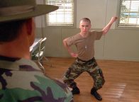 Malcolm mittendrin – Reese (Justin Berfield, r.) macht weiterhin Fortschritte bei der Armee, so dass er schon bald zum Truppenführer ernannt wird ...