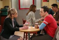 The Big Bang Theory – Kann Sheldon (Jim Parsons, r.) Howards kühle Mutter Beverly (Christine Baranski, l.) davon überzeugen, netter zu ihrem Sohn zu sein?