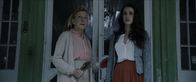 Abattoir – Allie (Lin Shaye, l.); Julia Talben (Jessica Lowndes, r.)