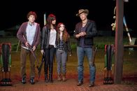 Zombieland – Auf ihrem Weg durch Zombieland treffen Columbus (Jesse Eisenberg, l.) und Tallahassee (Woody Harrelson, r.) auf weitere Überlebende, die zwei Schwestern Wichita (Emma Stone, 2.v.l.) und Little Rock (Abigail Breslin, 2.v.r.). Doch diese sind nicht so harmlos, wie es scheint ...