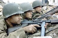 Der Soldat James Ryan – Captain Millers (Tom Hanks, l.) und Sergeant Horvaths (Tom Sizemore, r.) Auftrag ist es, den Soldaten James Ryan (Matt Damon, M.) nicht nur mitten in Feindesland zu finden, sondern ihn auch gesund nach Amerika zurückzubringen, weil dieser der einzige von vier Brüdern ist, der noch nicht gefallen ist. Ein überaus gefährliches Unternehmen ...