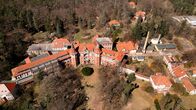Lost Places – Lost Places – das sind verlassene und verfallene Ort, an denen die Zeit stillzustehen scheint. Meist sind sie verborgen hinter hohen Zäunen und verbarrikadiert. Der Film erkundet ihre Geheimnisse und unbekannte Geschichten. Er führt uns zu drei der spektakulärsten und geheimnisvollsten Klinikruinen in Berlin und Brandenburg. - Das Tuberkulose-Schloss im Wald.