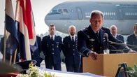 High-Flyers – Als Kommandeur der Luftstreitkräfte ergreift Roderick Walema (Gijs Scholten van Aschat, 3.v.r.) bei der Beerdigung des verunglückten Kameraden das Wort. Er ist zutiefst vom Tod des jungen Soldaten betroffen.