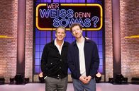 Wer weiß denn sowas? – moderator und Schauspieler Louis Klamroth (r.). Dieses Motiv kann auch im Hochformat angefordert werden. Weitere Motive auf Anfrage.