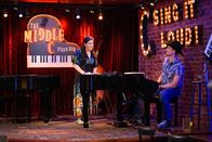 Call Me Kat – Kat (Mayim Bialik, l.); Max (Cheyenne Jackson, r.)