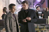 Castle – Richard Castle (Nathan Fillion, r.) ist eifersüchtig, weil Beckett einen Milliardär beschützen muss, der sofort anfängt mit ihr zu flirten. Er klagt Kevin Ryan (Seamus Dever, l.) sein Leid ...