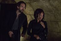 Sleepy Hollow – Crane (Tom Mison, l.), Abbie (Nicole Beharie, r.) und Joe versuchen, die Zeichen und Symbole zu deuten, die Jenny vor ihrem Verschwinden auf die Wände geschrieben hat ...