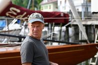 WaPo Bodensee – Boris Kukies (Rainer Strecker) arbeitet nach verbüßter Haftstraße im Wassertaxi-Betrieb seines Bruders.