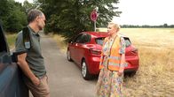 Rote Rosen – Sandra (Theresa Hübchen, r.) wird in ihrer Antipathie gegen Mathias (Makke Schneider, l.) erneut bestätigt