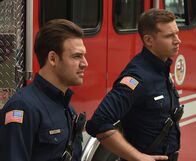 9-1-1 Notruf L.A. – Eddie Diaz (Ryan Guzman, l.); Evan "Buck" Buckley (Oliver Stark, r.)