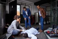 Die Rosenheim-Cops – Die Kommissare Hansen (Igor Jefti?, M.) und Kaya (Baran Hęvî, r.) erfahren von Rechtsmedizinerin Dimos (Anastasia Papadopoulou, l.) erste Details zum Tathergang.
