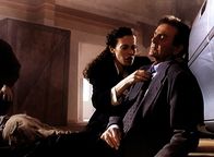 Diagnose: Mord – Mannix (Mike Connors, r.) hat einen Schwächeanfall erlitten und wird von der Reporterin Tina Reynolds (Susan Lee Hoffman, l.) versorgt ...