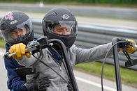 Aktenzeichen XY ... ungelöst – Fahrt in den Tod: Vater und Sohn sind mit einem Motorrad zu einem Badesee unterwegs. Auf der Autobahn werden sie von einem Pkw gerammt, mit fatalen Folgen. Der Unfallverursacher flüchtet und wird jetzt von der Polizei gesucht.