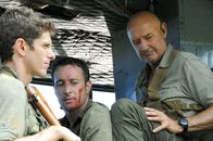 Hawaii Five-0 – Steve (Alex O'Loughlin, M.) wurde in Nordkorea von Wo Fat gefangen genommen. Das Team um Lt. Jacks (Sean MacCormac, l.) und White (Terry O'Quinn, r.) machen sich auf, um ihn zu befreien ...