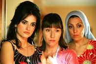 Volver - Zurückkehren – Die Schwestern Raimunda (Penélope Cruz, li.) und Sole (Lola Dueñas, Mi.) können, genau wie ihre Freundin Agustina (Blanca Portillo, re.), von der Sonnenseite des Lebens nur träumen.
