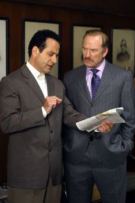 Monk – Adrian Monk (Tony Shalhoub, l.) soll bei der Mafia eingeschleust werden. Captain Leland Stottlemeyer (Ted Levine, r.) weiß nicht so recht, ob das so eine gute Idee ist ...
