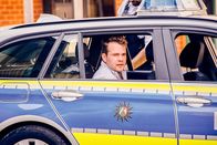 neoriginal: Like a Loser – Julian (Ben Münchow) muss sich eines Verbrechens bekennen: der Zerstörung von Janniks Fahrrad als Racheakt für das Mobbing, das sein Sohn Ernst durch Jannik erfahren musste.