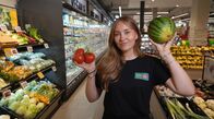 7 Tage ... – Reporterin Malina Homann arbeitet 7 Tage in einem Supermarkt in Fulda mit: An der Kasse, im Lager und sogar hinter der Fleischtheke. Sie erlebt die Welt hinter den Regalen, die den Kunden normalerweise verborgen bleibt.