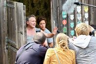Rindvieh à la carte – Die neugierige Klatschpresse will wissen, ob zwischen Felix (Bernhard Schir) und Frieda (Muriel Baumeister) tatsächlich etwas passiert ist.