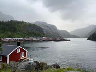 Mittsommer in Norwegen – Malerische Fischerdörfer sind typisch für die Inselgruppe Lofoten.