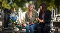 Der Masuren-Krimi – Die trauernde Marika (Cindy Klink, li.) hilft Kriminaltechnikerin Dr. Viktoria Wex (Claudia Eisinger, re.) das letzte fehlende Puzzleteil zu finden.