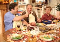The Goldbergs – (v.l.n.r.) Marvin Goldberg (Dan Fogler); Ben "Pop-Pop" Goldberg (Judd Hirsch); Adam Goldberg (Sean Giambrone)