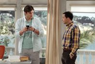 Two and a Half Men – Während Walden (Ashton Kutcher, l.) einen neuen Versuch mit seiner Ex-Frau Bridget (Judy Greer, l.) startet, glaubt Alan (Jon Cryer, r.), dass dies keine gute Idee ist ...