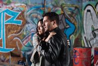 Hudson & Rex – Lynn (Sarah Podemski) und Danny Winters (Allan Hawco) in "Hudson & Rex: Mord auf Rezept"; REX3_EP305_D2_JE_0021.jpg