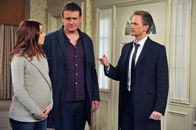 How I Met Your Mother – Lily (Alyson Hannigan, l.) und Marshall (Jason Segel, M.) schließen nicht aus nach Long Island zu ziehen, während Barney (Neil Patrick Harris, r.) und Ted planen zusammen eine Familie zu gründen ...