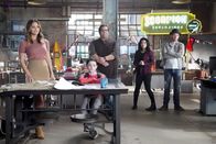 Scorpion – Was wäre aus (v.l.n.r.) Paige (Katharine McPhee), Ralph (Riley B. Smith), Sylvester (Ari Stidham), Happy (Jadyn Wong) und Toby (Eddie Kaye Thomas) geworden, wenn es Scorpion niemals gegeben hätte? Während einer Ohnmacht träumt Walter genau von dieser alternativen Realität ...