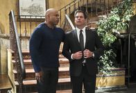 Navy CIS: L.A. – Als ein Gefangener auf einem Flug von Singapur nach Los Angeles entkommen konnte, müssen Sam (LL Cool J, l.) und DiNozzo (Michael Weatherly, r.) zusammenarbeiten ...