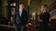 Elementary – Sherlock Holmes (Jonny Lee Miller, l.); Dr. Joan Watson (Lucy Liu, r.)