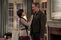 Last Man Standing – Mike (Tim Allen, r.) ist angetan von Mandys (Molly Ephraim, l.) Idee, eine Marketingstrategie für den Friseur von Mikes Chef zu entwickeln. Ed allerdings gefällt das gar nicht ...