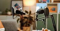 Welt - Stimme am Morgen – Mikrofon, Podcast und Aufnahme für Live-Streaming im Studio, Rundfunk und Ankündigung. Ausstattung, leerer Raum und Social Media Talkshow mit Radio-Service, Streamer-Setup und Entertainment-Audio