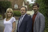 Inspector Barnaby – Nadine Campbell (Michelle Collins, l.) misstraut ihrem Mann. Inspector Barnaby (Neil Dudgeon, M.) und Sergeant Nelson (Gwilym Lee, r.) fragen sich, warum.