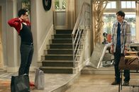 Two and a Half Men – Ermuntert durch Walden (Ashton Kutcher, r.), entschließt sich Alan (Jon Cryer, l.) dazu, seinen Look zu ändern ...