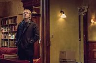 Elementary – Mycroft (Rhys Ifans) wird von Sherlock aufs Schwerste beschuldigt: Er sieht ihn als den Verantwortlichen für Watsons Entführung, weil er nichts dagegen getan hat, dass sich ein Verbrechersyndikat in seinem Restaurant breitmacht ...