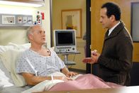 Monk – (v.li.): Dan Butler (Dr. Davis Scott), Tony Shalhoub (Adrian Monk).