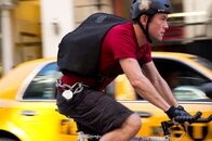 Premium Rush – Kurz vor Feierabend soll Fahrradkurier Wilee (Joseph Gordon-Levitt) noch eine Expresslieferung ausliefern. Doch kaum hat er den Umschlag verstaut, da fordert ein Mann die Herausgabe. Als Wilee verneint, ist das der Startschuss für eine mörderische Hetzjagd durch Manhattan ...