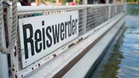 Die schönsten Berliner Inselparadiese – Unterwegs zu den schönsten Berliner Inseln in Dahme, Havel und Spree. Das rbb Fernsehen nimmt die Zuschauerinnen und Zuschauer mit auf eine außergewöhnliche Entdeckungstour mit faszinierenden Luftaufnahmen, vielen Tipps und Begegnungen: von der Schlossinsel Köpenick nach Valentinswerder, von der „Insel der Jugend“ zur Pfaueninsel. - Fähre nach Reiswerder.