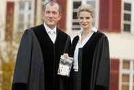 Henker und Richter – Klaus Wagenführ (Martin Lindow, l.); Saskia Henker (Rike Schmid, r.)