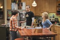 The Big Bang Theory – Ein Streit zwischen Sheldon (Jim Parsons, M.) und Amy überträgt sich auf Bernadette (Melissa Rauch, r.) und Howard (Simon Helberg, l.) ...