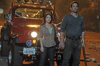 Meteoriten - Apokalypse aus dem All – Jack (Billy Campbell) und Imogene O'Neil (Marla Sokoloff) versuchen sich ins US-Krisenzentrum in Los Angeles durchzuschlagen, doch auf den Straßen ist das Chaos ausgebrochen.