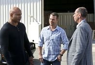 Navy CIS: L.A. – Callen (Chris O'Donnell, M.) und Sam (LL Cool J, l.) müssen das Leben von Grangers (Miguel Ferrer, r.) Tochter schützen.