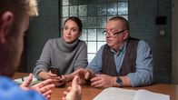 SOKO Wismar – Auf der Wache fackelt Revierchef Reuter (Udo Kroschwald, r.) nicht lange: Er nimmt den pöbelnden Junghausmeister Björn Buchholz (Anton Schneider, l.) in die Zange. Was hat er am Tatabend gemacht? Warum hat er Hausverbot in der Kneipe des Opfers? Kommissarin Karoline Joost (Nike Fuhrmann, l.) hakt nach: Was hat er zu verbergen?
