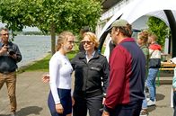 WaPo Bodensee – Nele Fehrenbach (Floriane Daniel, m.) ermittelt in der Welt des Ruderleistungssports am Bodensee. Zwei tote Ruderer und unerklärliche Leistungssteigerungen stehen im Fokus der Befragung von Ruderin Gesa Gutmann (Anna Herrmann, l.) und Trainer Manfred Lindner (Joachim Raaf, r.).