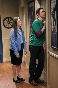 The Big Bang Theory – Sheldon (Jim Parsons, r.) steckt in einer Krise. Doch kann seine Freundin Amy (Mayim Bialik, l.) ihm wieder heraushelfen?