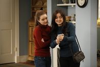 Last Man Standing – Eve (Kaitlyn Dever, l.); Cammy (Sarah Gilman, r.)
