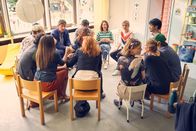 Andere Eltern – In der monatlichen Elternversammlung wird hitzig über die Suche nach einem neuen Erzieher diskutiert.